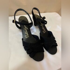 ⚫️ BOGO Naturalizer size 8N women’s kitty heel classic strap sandal
